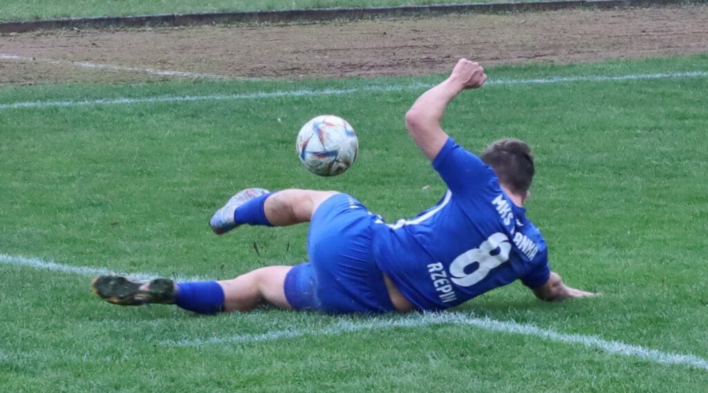 Piłkarz leżący na boisku