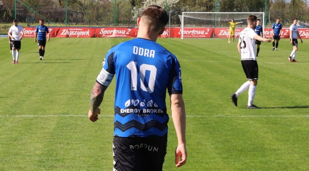 Ośmiu mężczyzn na boisku