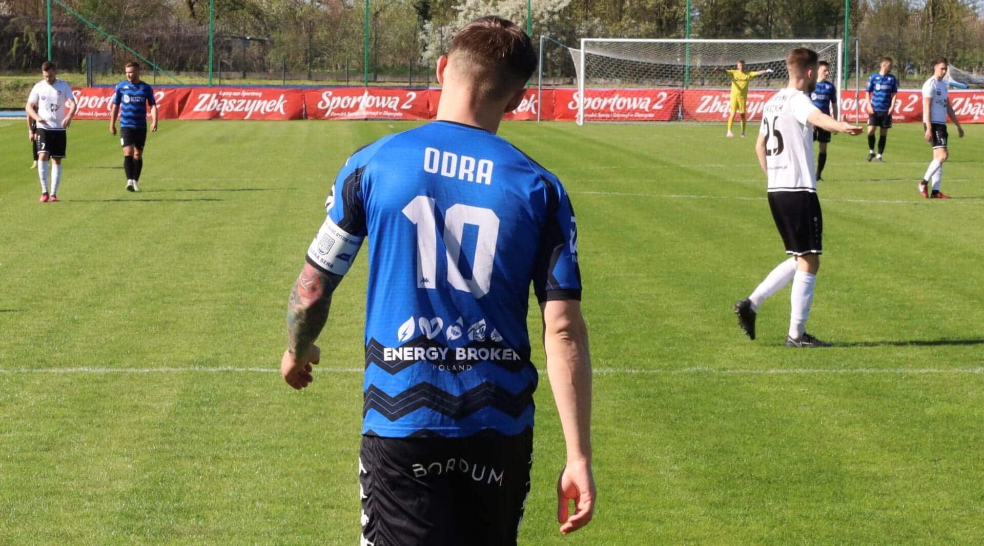 IMG_3973 Ośmiu mężczyzn na boisku Odra korzysta z potknięcia Syreny Niezły wyczyn Skiby PODSUMOWANIE