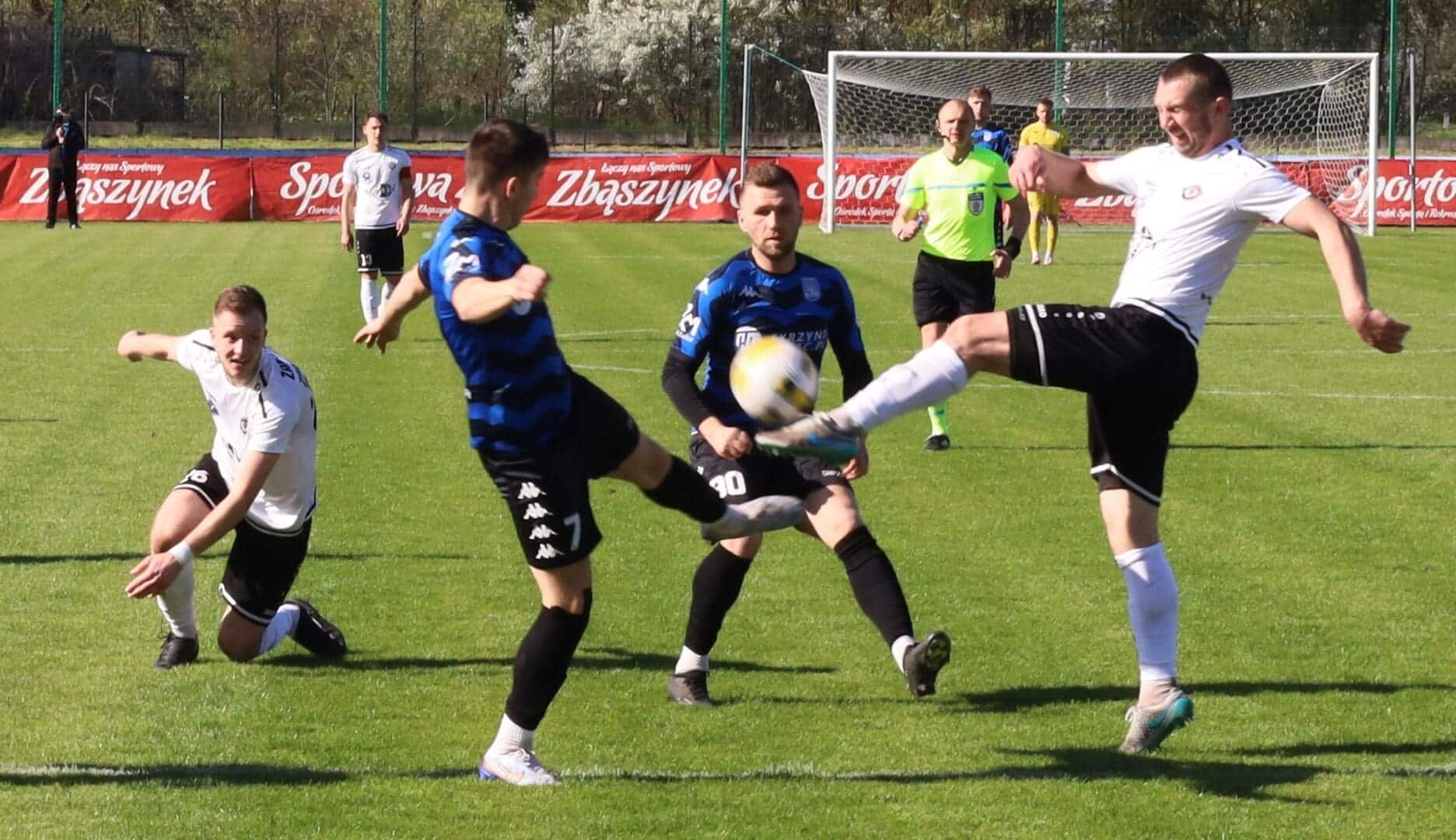 IMG_4003 Ośmiu mężczyzn na boisku Hat trick za hat trickiem i zmiana lidera w IV lidze PODSUMOWANIE