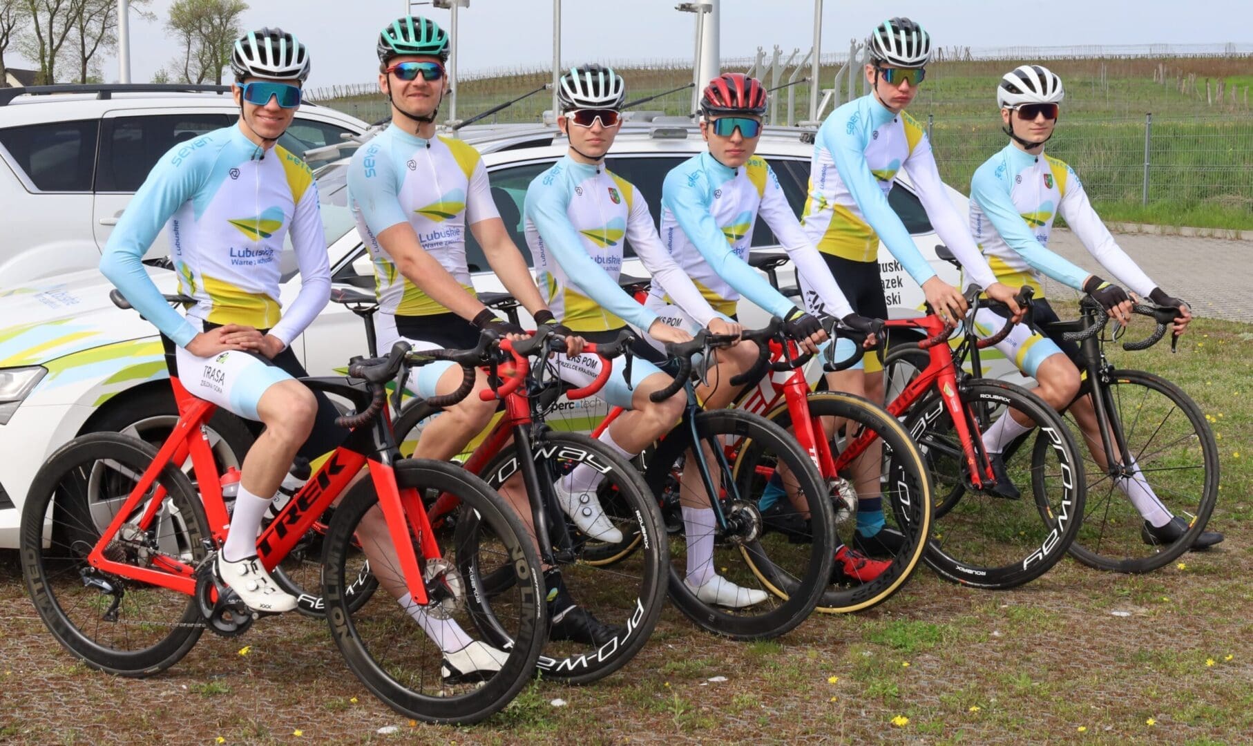 IMG_4024 Sześciu młodych kolarzy na rowerach Prezentacja kolarskiej kadry województwa lubuskiego juniorów ZDJĘCIA WIDEO