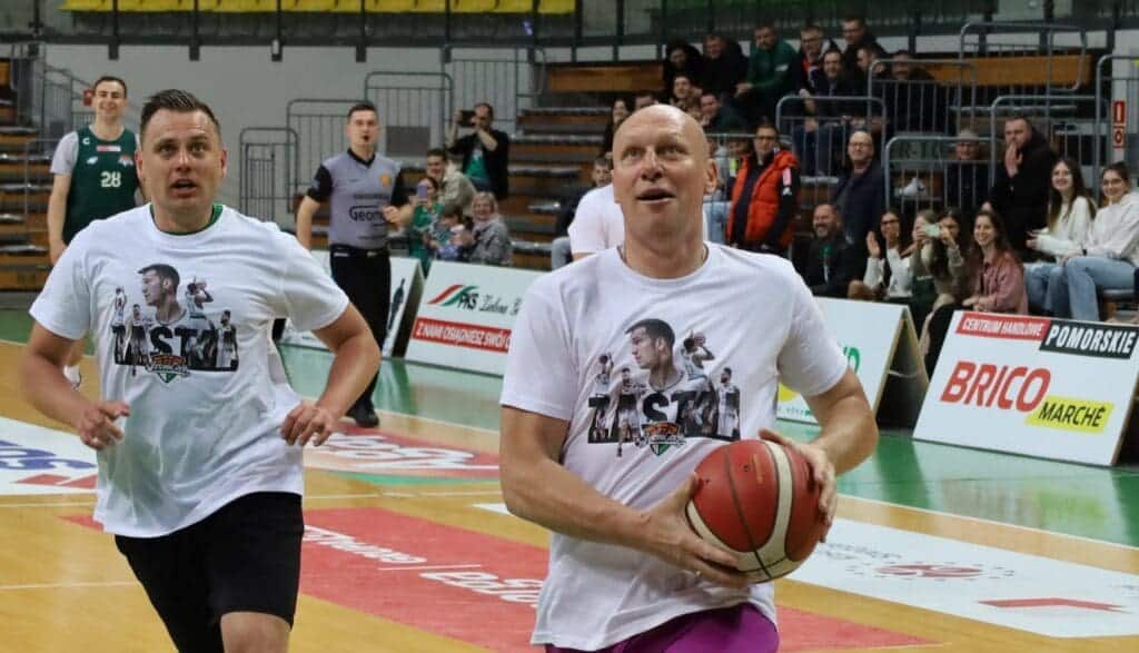 Dwóch mężczyzn, jeden trzyma piłkę