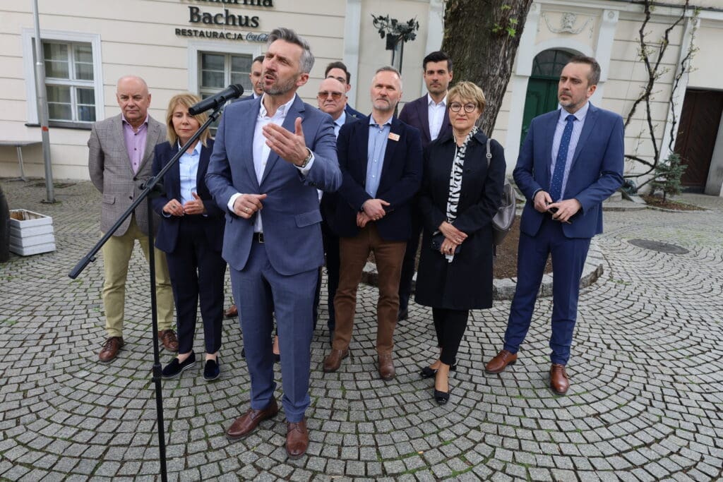 Konferencja Prasowa PO. Na zdjęciu grupa osób stojących przed ratuszem w Zielonej Górze.