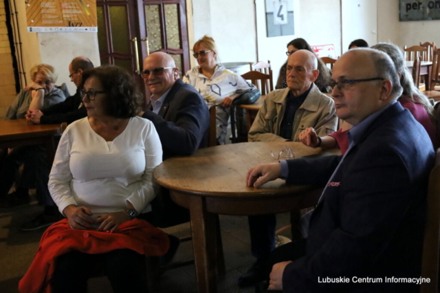 IMG_4648 Spotkanie z posłami Koalicji Obywatelskiej w Piekarni Cichej Kobiety w Zielonej Górze