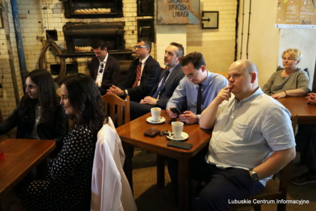 IMG_4652 Spotkanie z posłami Koalicji Obywatelskiej w Piekarni Cichej Kobiety w Zielonej Górze