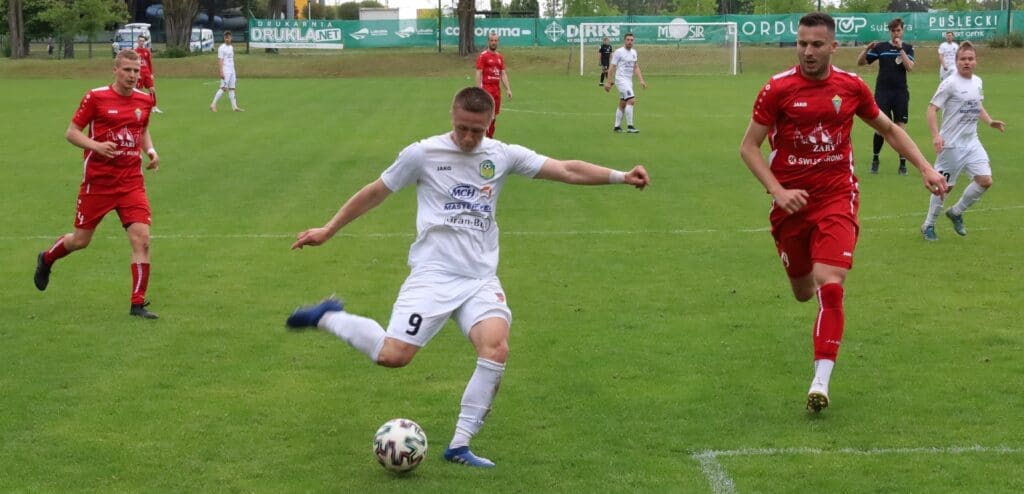 Jedenastu mężczyzn na boisku