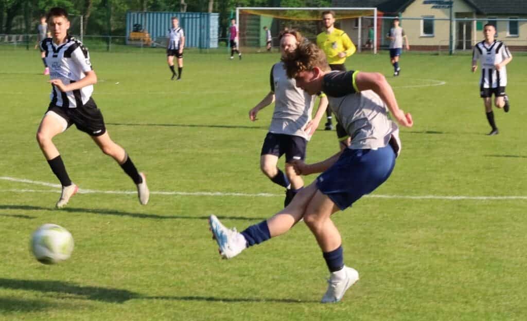 Efektowne zwycięstwo Warty w Przylepie. Wynik raczej żużlowy (ZDJĘCIA) Ośmiu chłopców i sędzia na boisku