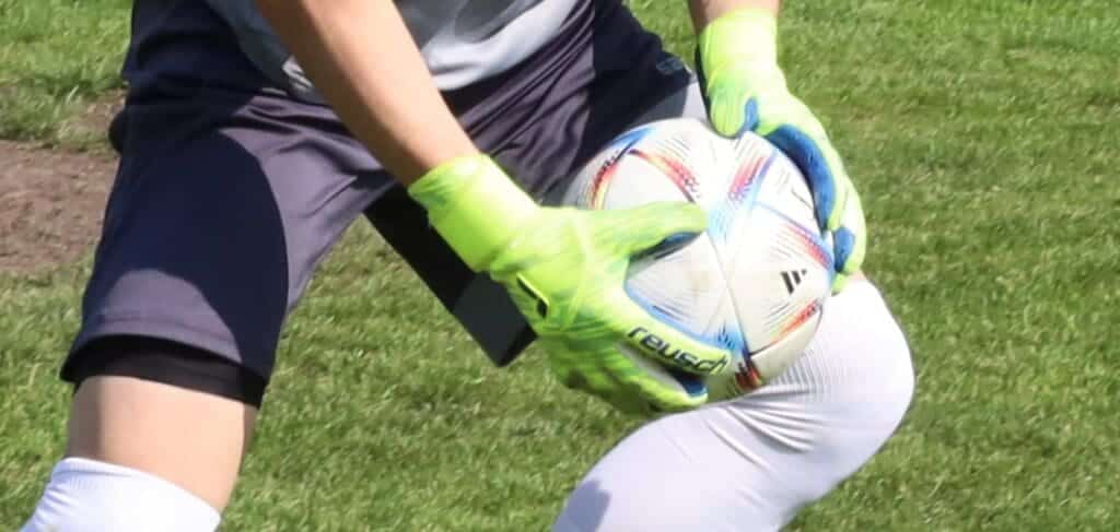 Bramkarz trzymający piłkę