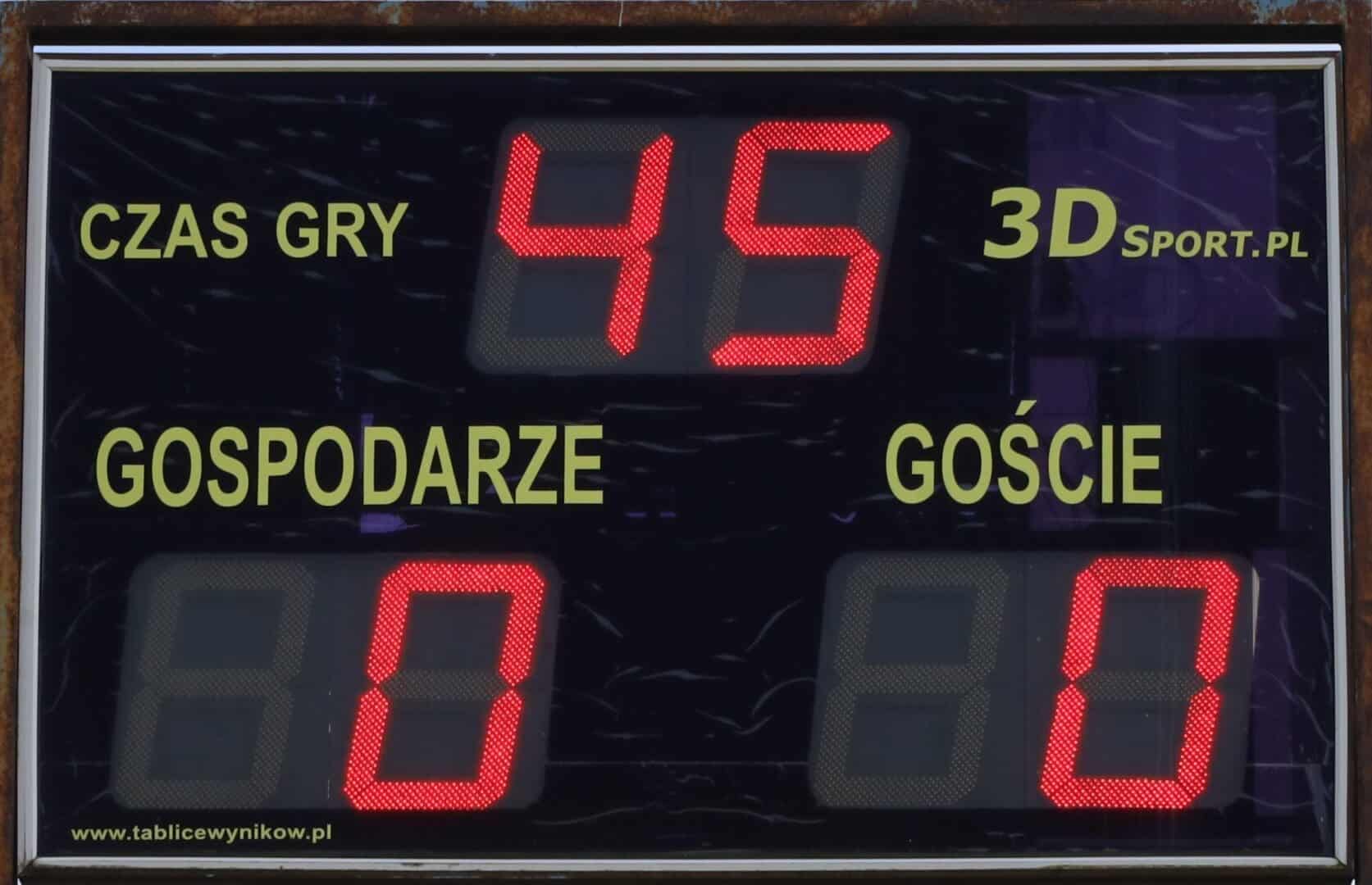 Tablica świetlna z wynikiem 00  Piłkarska środa Derby dla Cariny Dwa remisy w Zielonej Górze WYNIKI