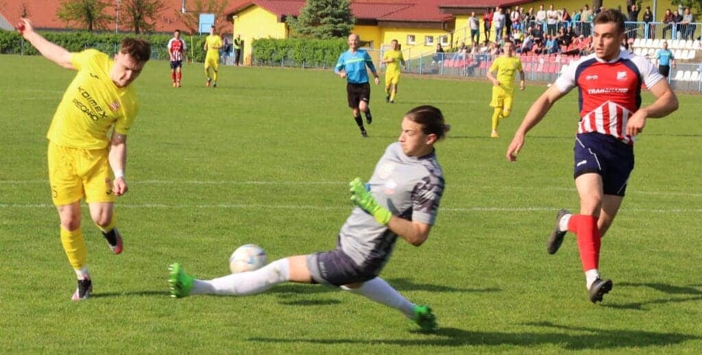 Ośmiu mężczyzn na boisku