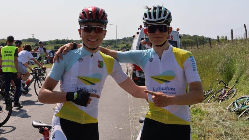 Dwaj młodzi uśmiechnięci kolarze