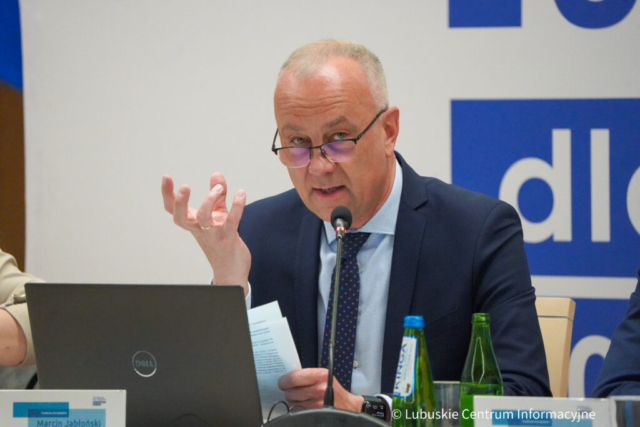 Posiedzenie komitetu monitorującego program fundusze dla Lubuskiego 2021-2027 w sali kolumnowej UMWL w Zielonej Górze