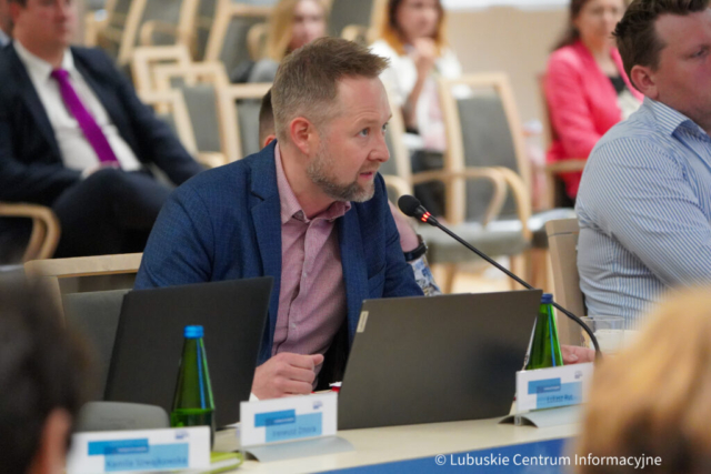 Posiedzenie komitetu monitorującego program fundusze dla Lubuskiego 2021-2027 w sali kolumnowej UMWL w Zielonej Górze