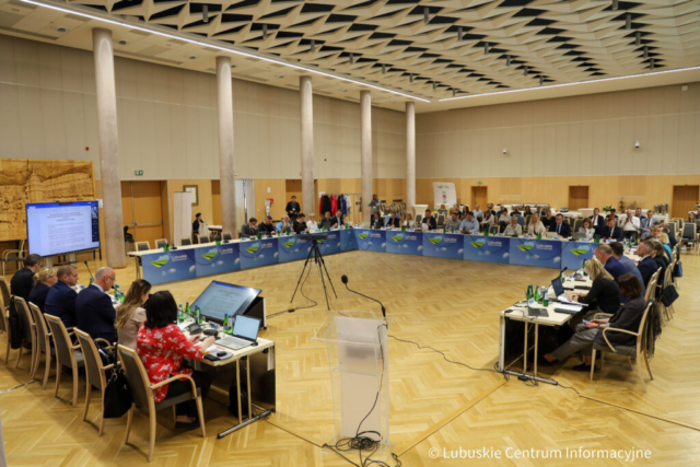 Posiedzenie komitetu monitorującego program fundusze dla Lubuskiego 2021-2027 w sali kolumnowej UMWL w Zielonej Górze