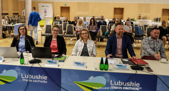 Posiedzenie komitetu monitorującego program fundusze dla Lubuskiego 2021-2027 w sali kolumnowej UMWL w Zielonej Górze