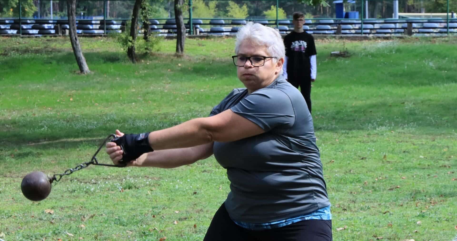 Kobieta rzucająca ciężarkiem  Pięć złotych medali w jeden dzień Tak startuje Małgorzata Krzyżan ROZMOWA