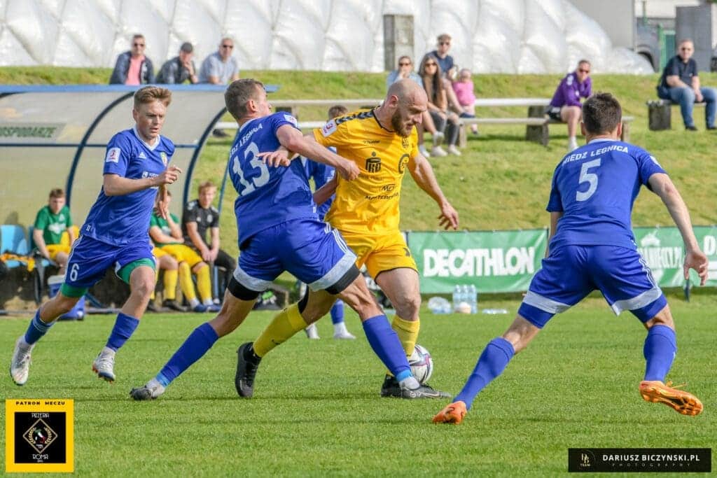 Pięciu mężczyzn na boisku