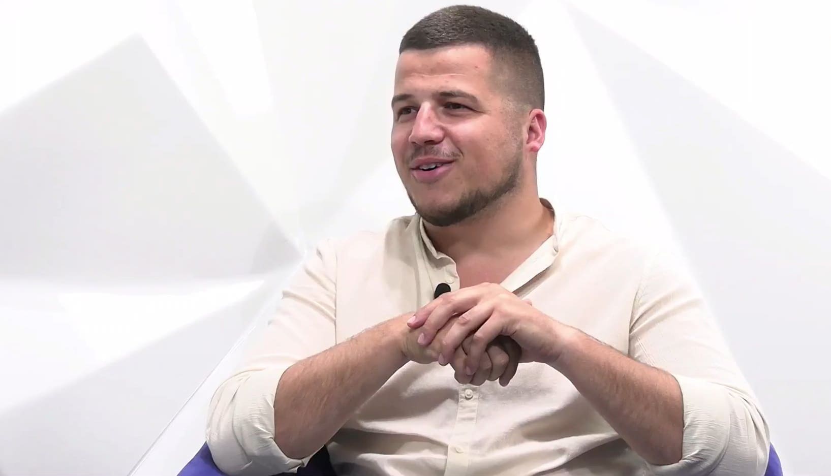 PioMic Młody mężczyzna w koszuli Piotr Michalewicz o sponsorze na cztery litery i imprezie na której będzie stawiał WIDEO