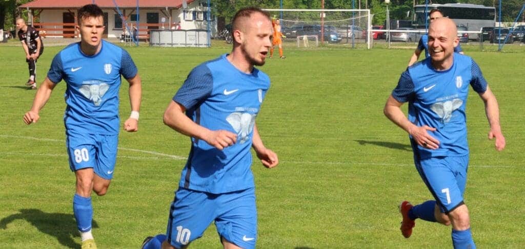 Sześciu mężczyzn na boisku