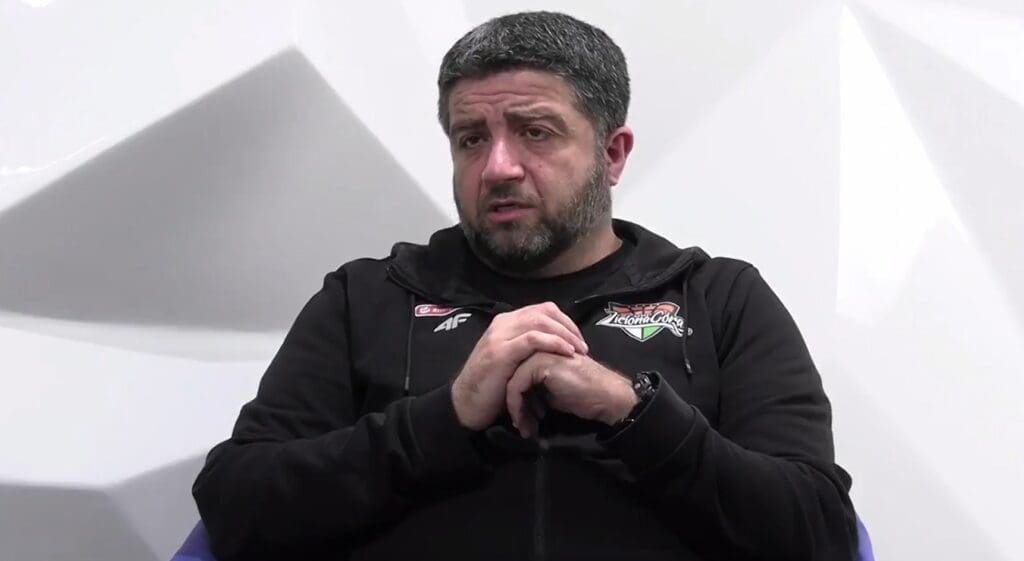 Mężczyzna w sportowej bluzie