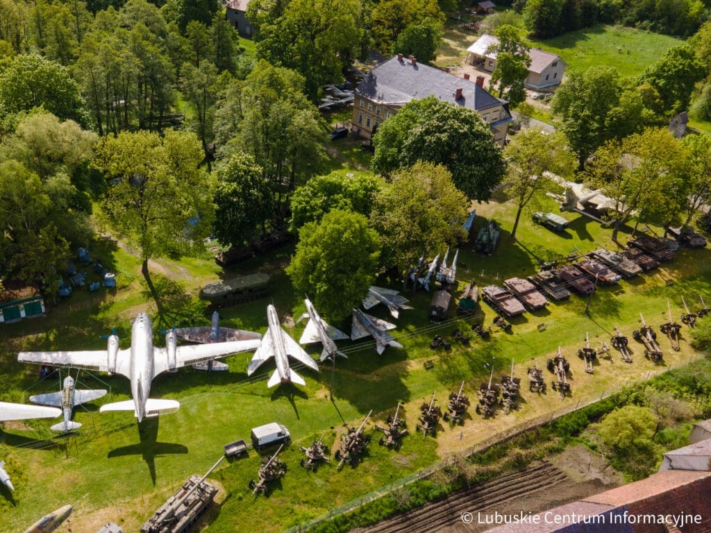 Lubuskie Muzeum Wojskowe w Drzonowie z lotu ptaka.