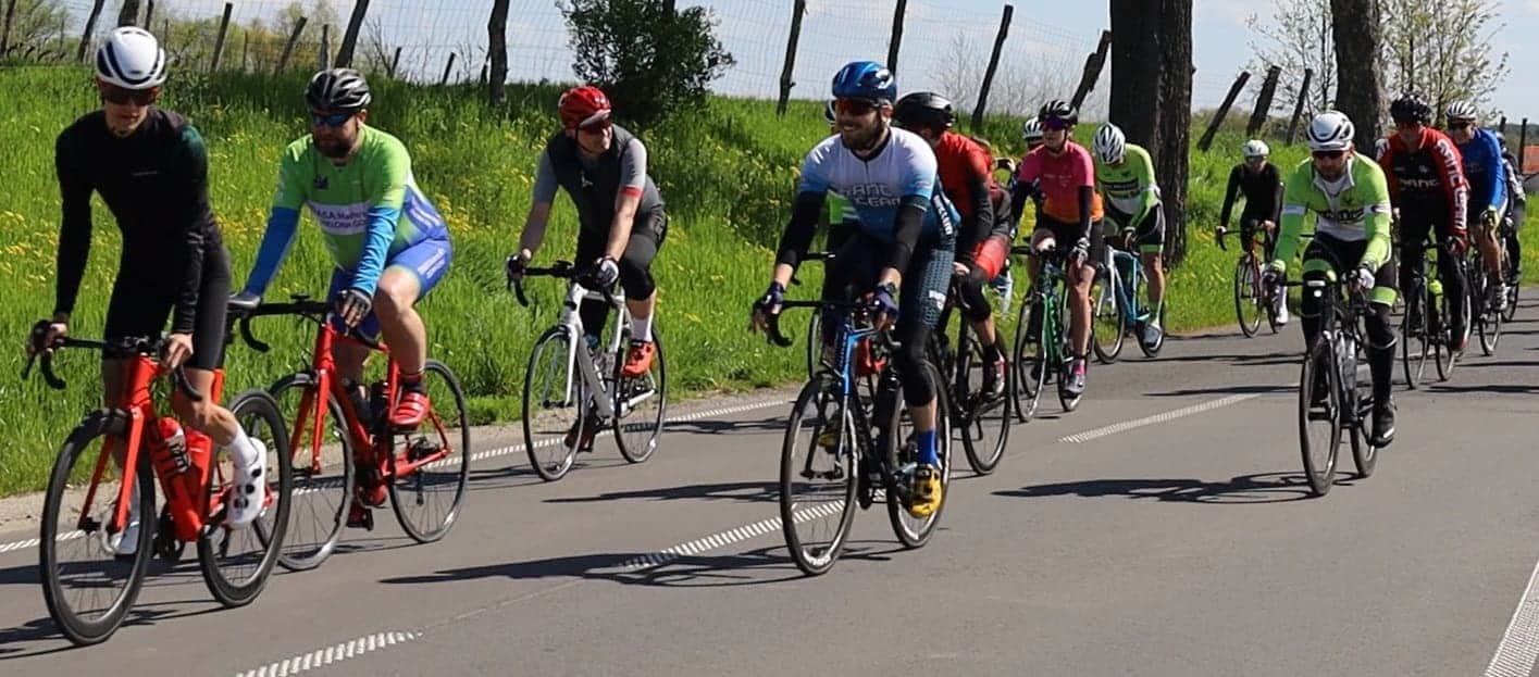 ust2 Kilkanaście osób na rowerach Puchar Polski Lubuskie Warte Zachodu Prawie 500 kolarzy w Zaborze