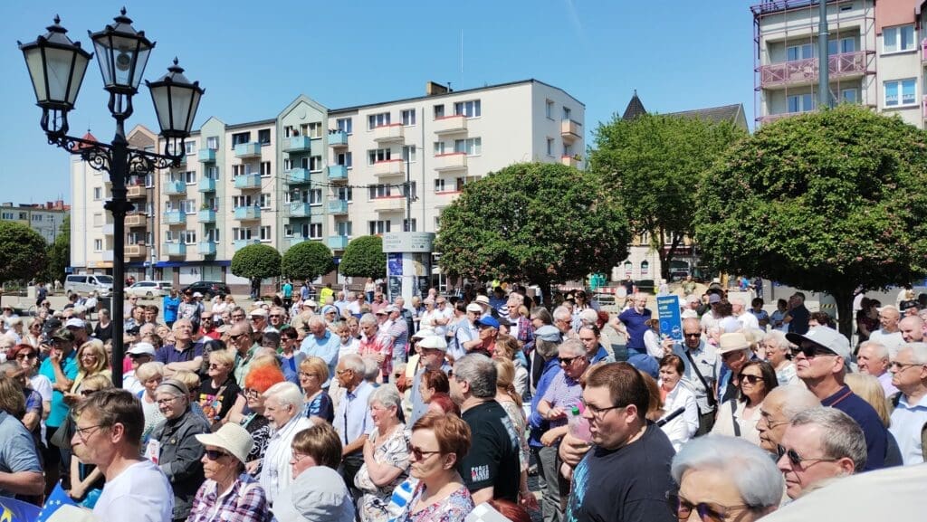 Tłum gorzowian w samo południe w samym centrum. Życzyli sobie lepszej Polski (ZDJĘCIA) Tłum gorzowian w samo południe w samym centrum. Życzyli sobie lepszej Polski (ZDJĘCIA)