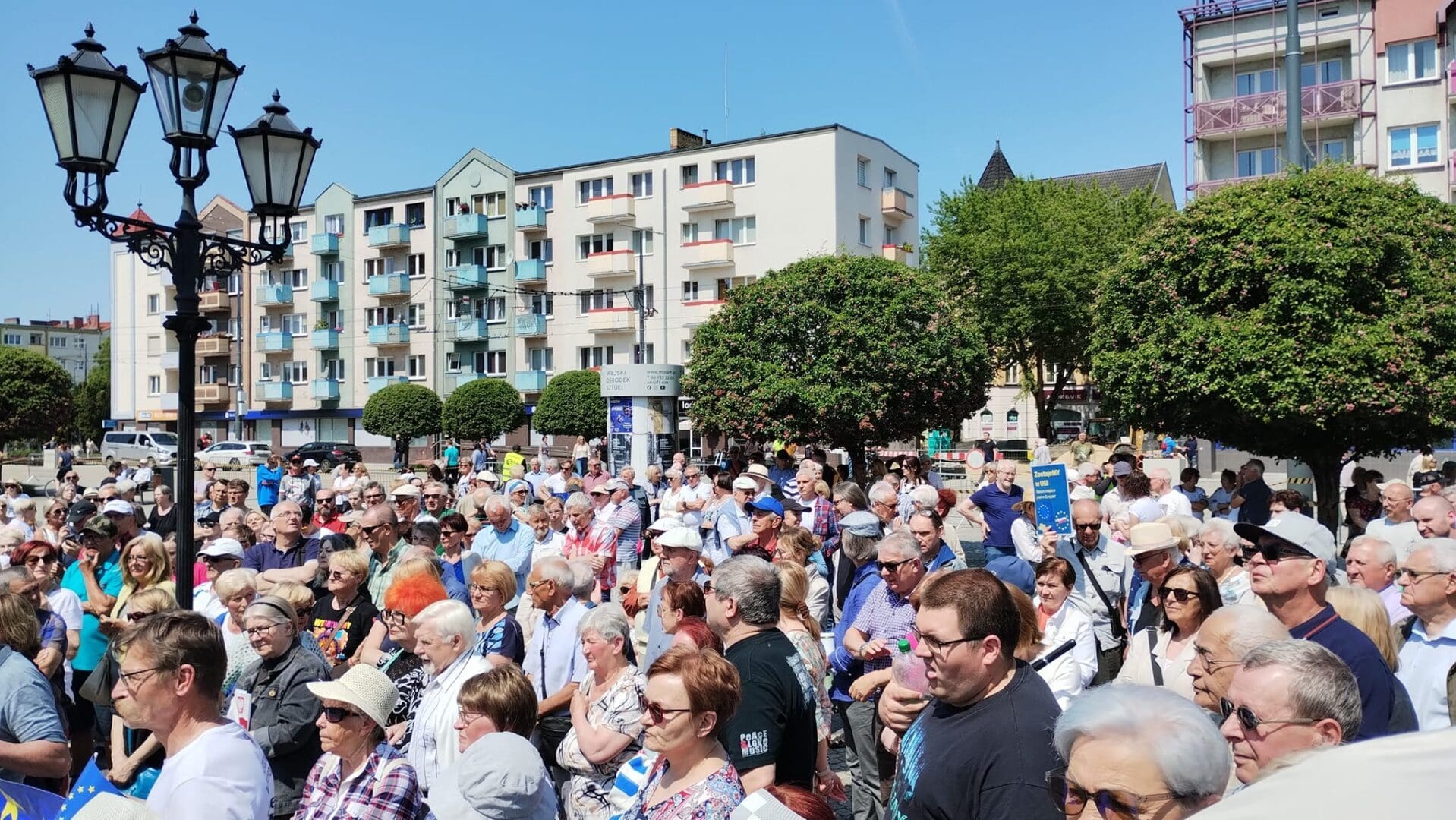   Tłum gorzowian w samo południe w samym centrum Życzyli sobie lepszej Polski ZDJĘCIA