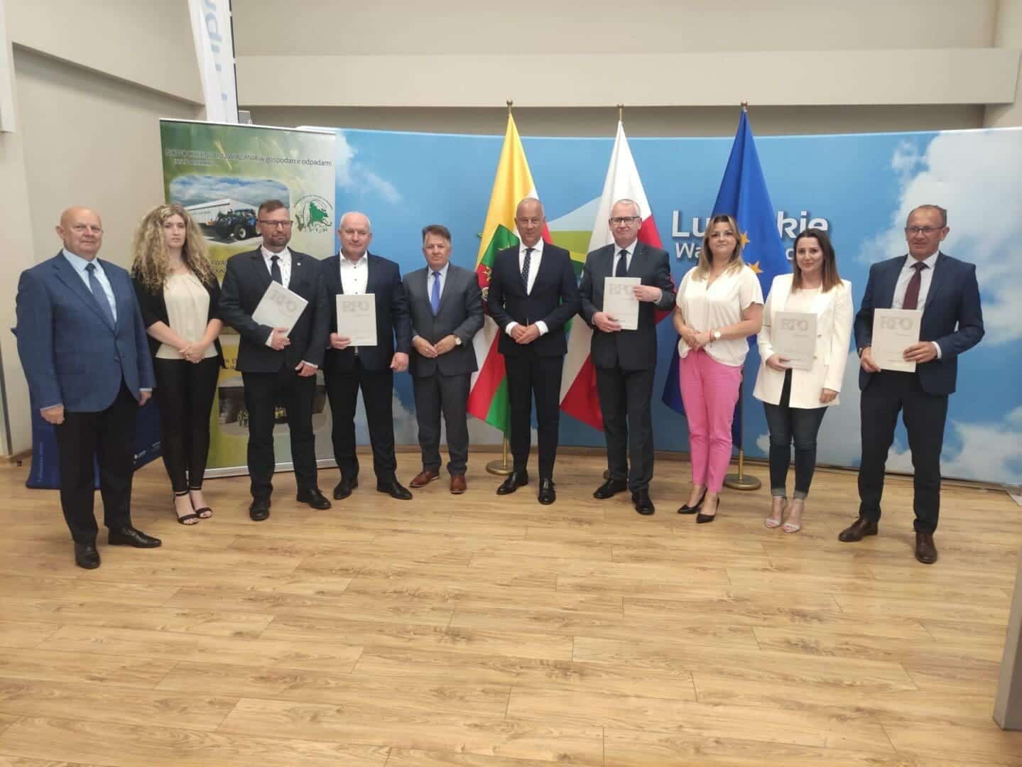 Podpisanie umów na dodatkowe dofinansowanie z UE w UMWL w Zielonej Górze  Zareagowali szybko i do Lubuskiego popłynęły dodatkowe miliony złotych WIDEO