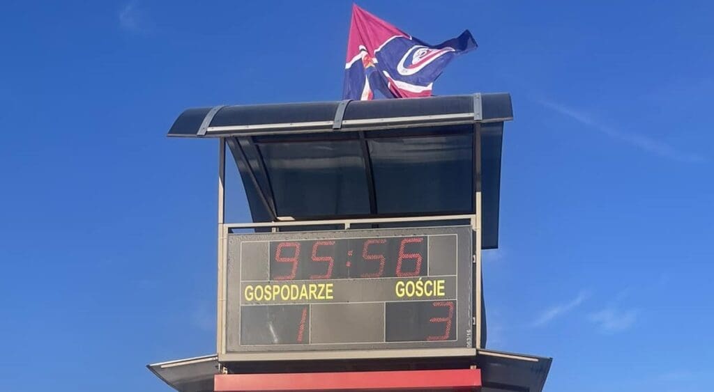 Tablica świetlna z wynikiem 1:3