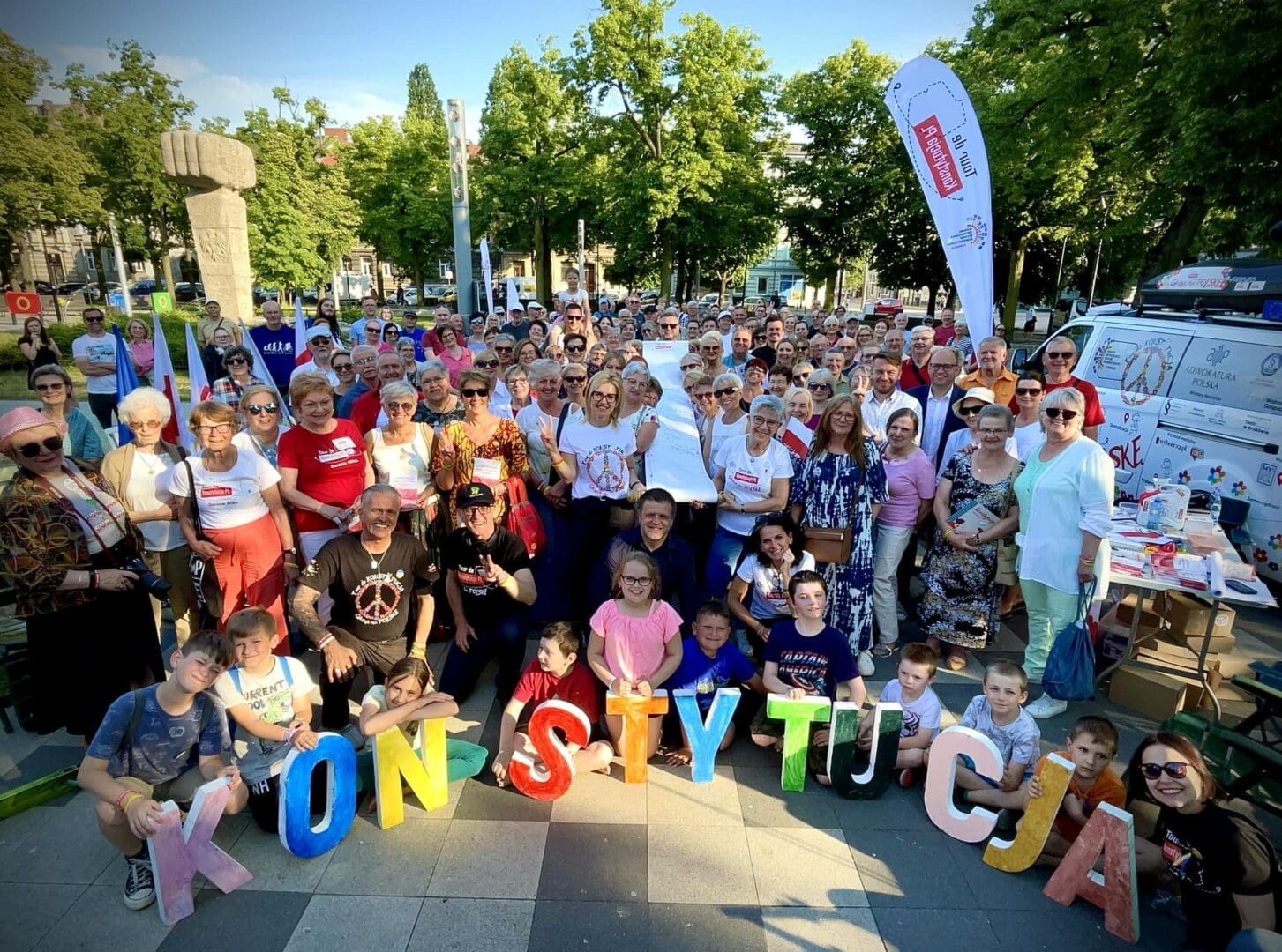   Tour de Konstytucja Przystanek Gorzów Wlkp Zachęcali do udziału w wyborach WIDEO