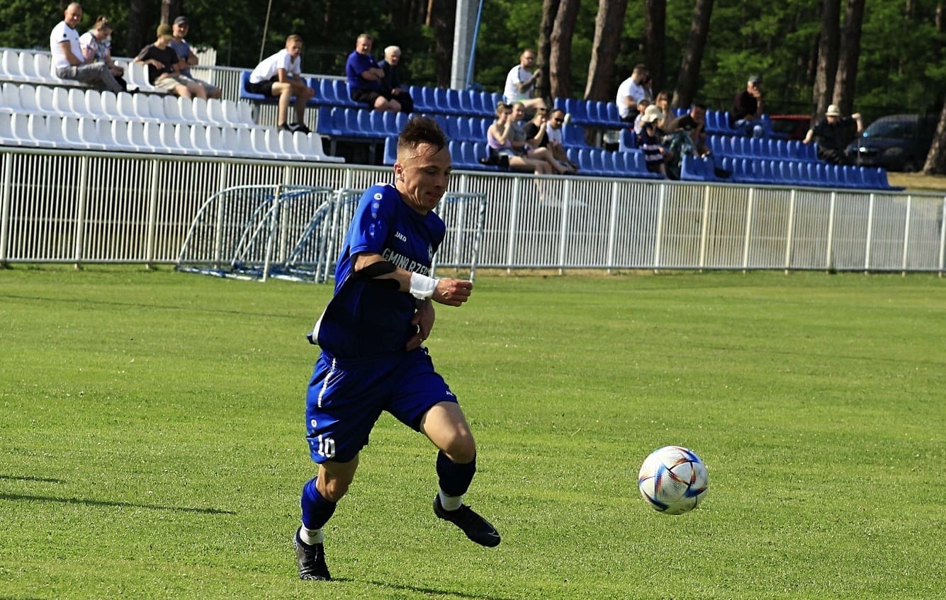 353025856_759914192599504_3826795510217325622_n Mężczyzna z piłką na boisku Polonia przeskoczyła Odrę Supersnajper Stefanowicz PODSUMOWANIE