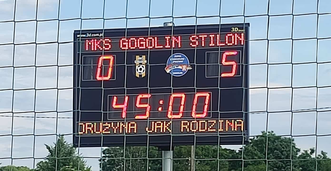 Tablica świetlna z wynikiem 05  Piłkarze Stilonu i Lechii walczą o Centralną Ligę Juniorów
