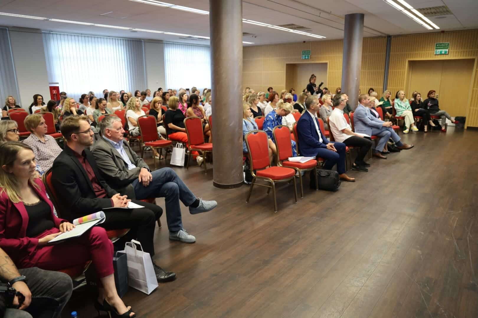 WOJEWÓDZKIE SPOTKANIE DOTYCZĄCE ROZWOJU USŁUG SPOŁECZNYCH POD NAZWĄ USŁUGI  NOWE PERSPEKTYWY  Powstaną super ośrodki pomocy społecznej WIDEO