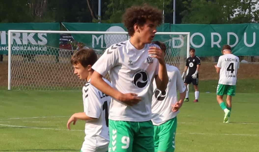 Pięciu młodych piłkarzy na boisku  Baraż o Centralną Ligę Juniorów Lechia remisuje we Wrocławiu