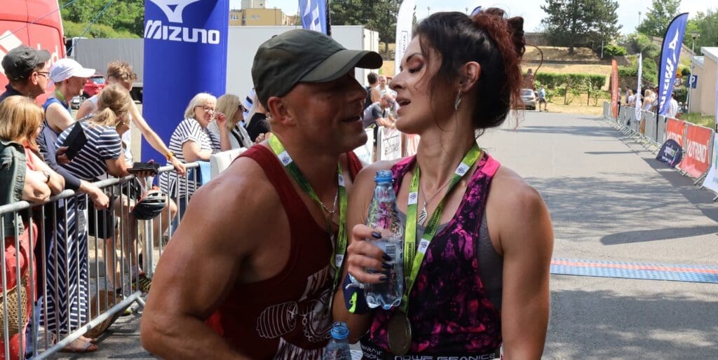 Parszywa 12 dała w kość biegaczom. Ostatni podbieg to był hardcore (DUUUŻO ZDJĘĆ) Kobieta i mężczyzna w sportowych strojach