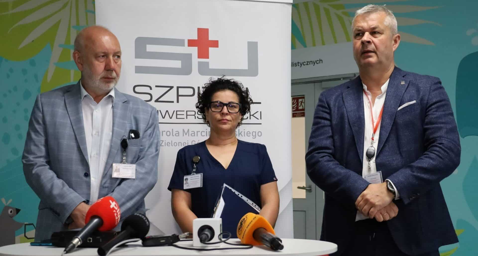 Kobieta i dwaj mężczyźni przed pulpitem z mikrofonami  Ważne dla mieszkańców Zielonej Góry Rewolucja w nocnej i świątecznej opiece zdrowotnej