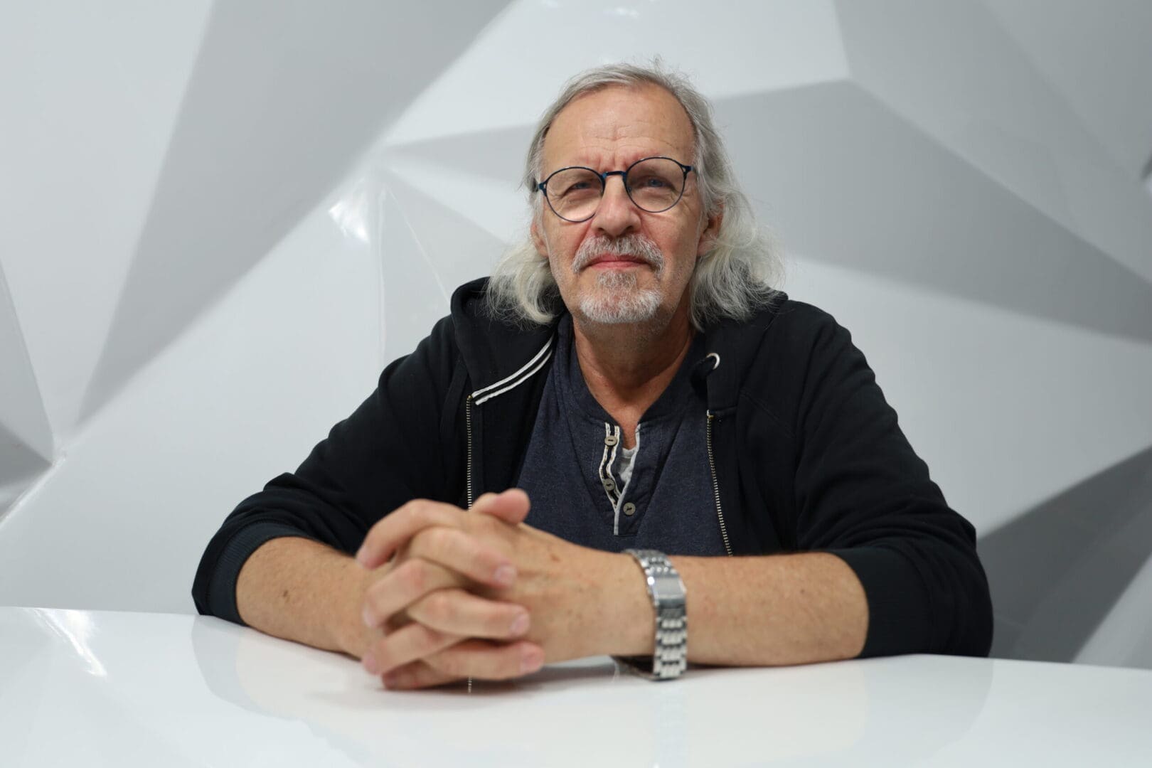 Mężczyzna przy stoliku  Zakola i meandry Radio Erewań FELIETON