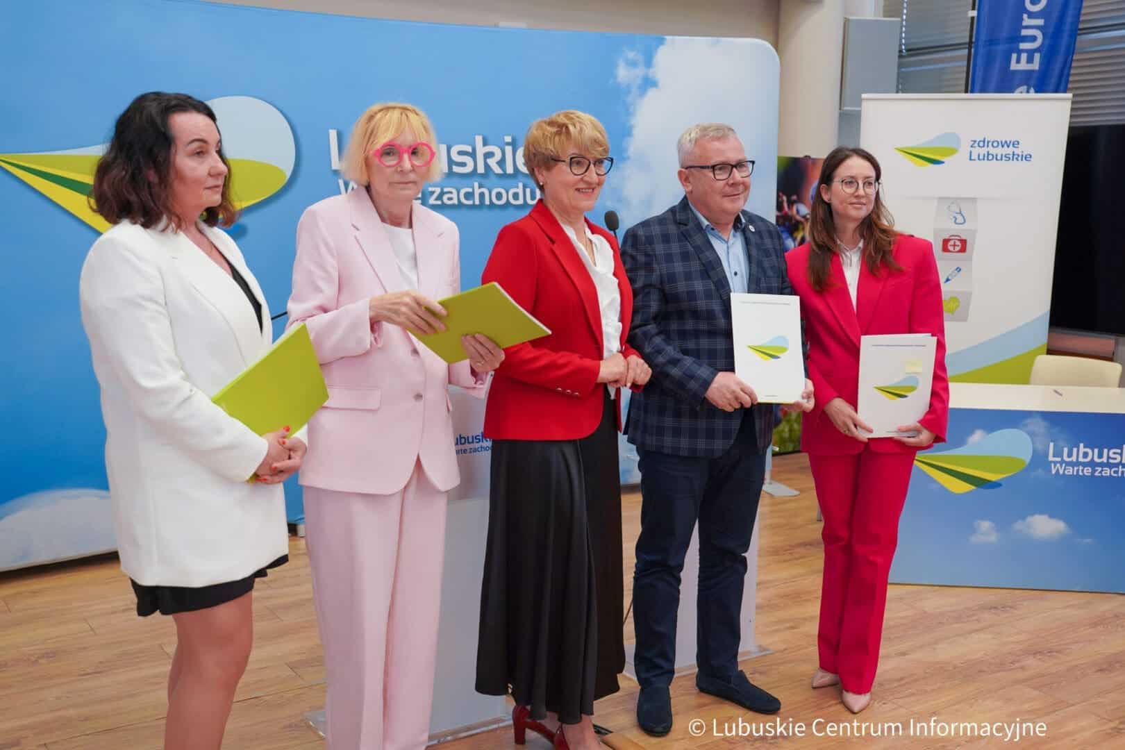   Umowy podpisane w dziewięciu gminach seniorzy za darmo zaszczepią się przeciw grypie GALERIA