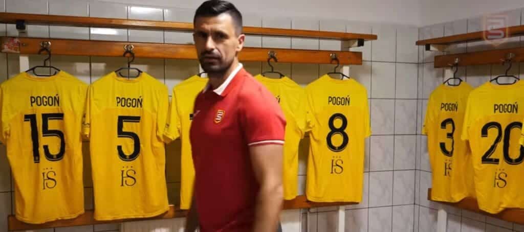 Mężczyzna w piłkarskiej szatni