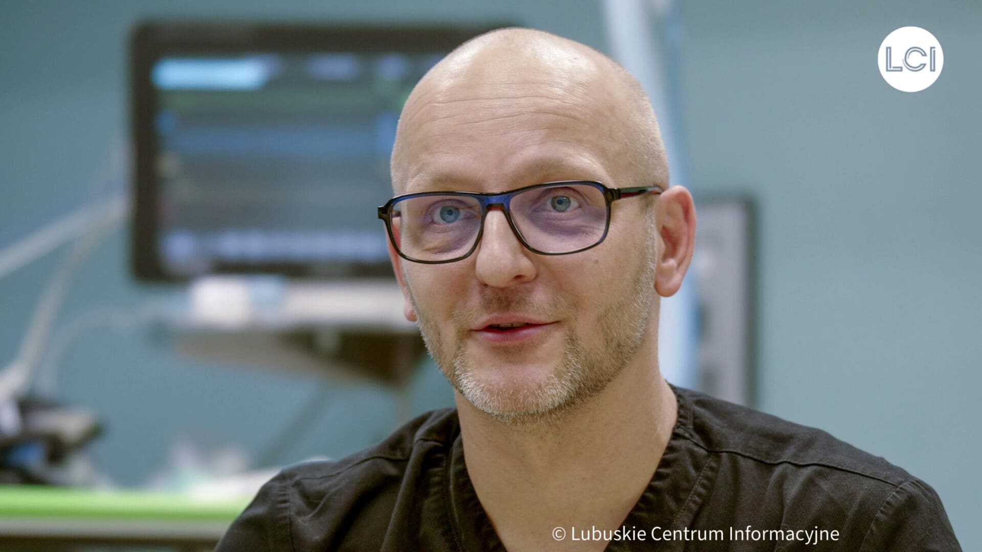 Na zdjęciu doktor Szymon Michniewicz  Wędkowanie jak skok ze spadochronem Doktor Szymon Michniewicz w Pasjach ludzi szpitala WIDEO