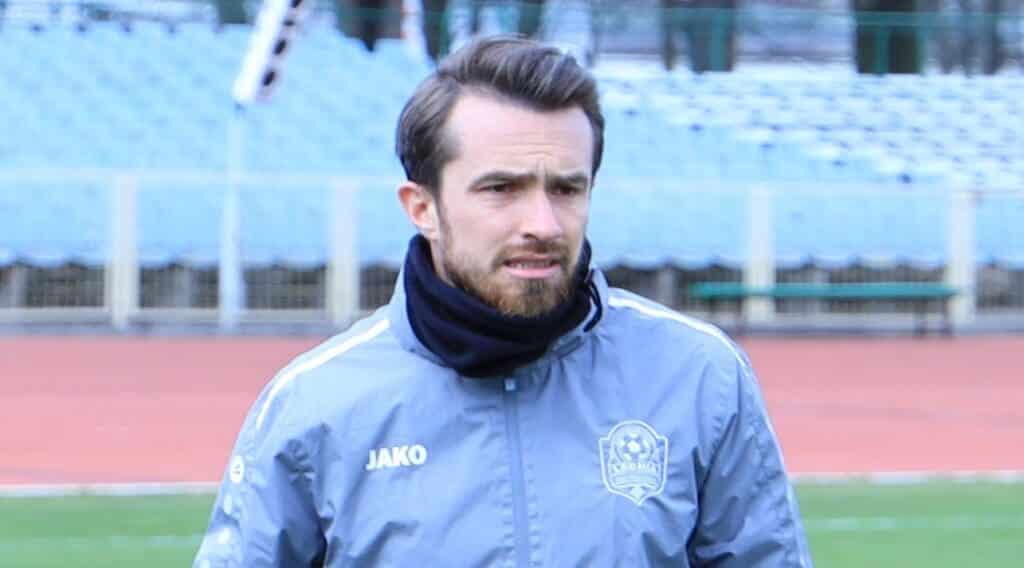 Mężczyzna na tle trybun