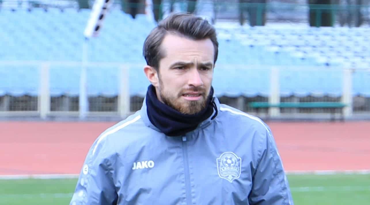 Mężczyzna na tle trybun  Odra znalazła trenera Teraz trenera szuka Pogoń I nie tylko