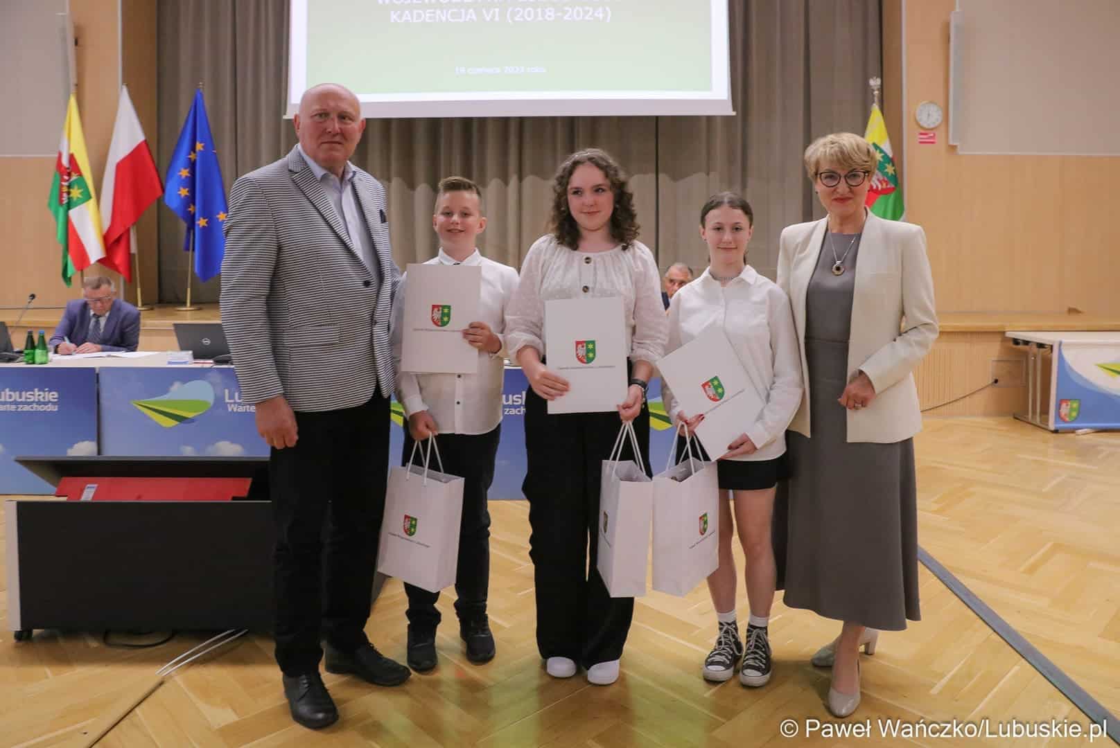 m3 Młodzi dziennikarze odebrali laury Relacjonowali obrady niezwykłego sejmiku