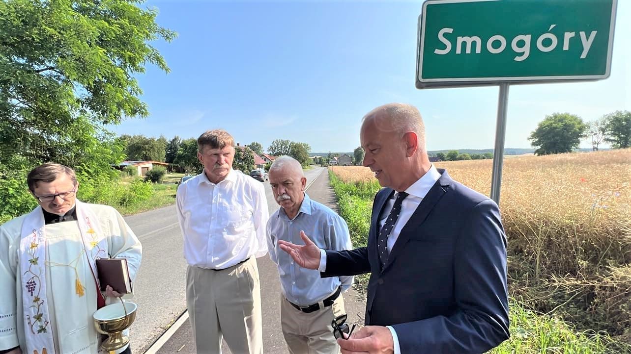 2 (1) W Smogórach w gminie Ośno piesi i rowerzyści już mogą cieszyć się ze ścieżki