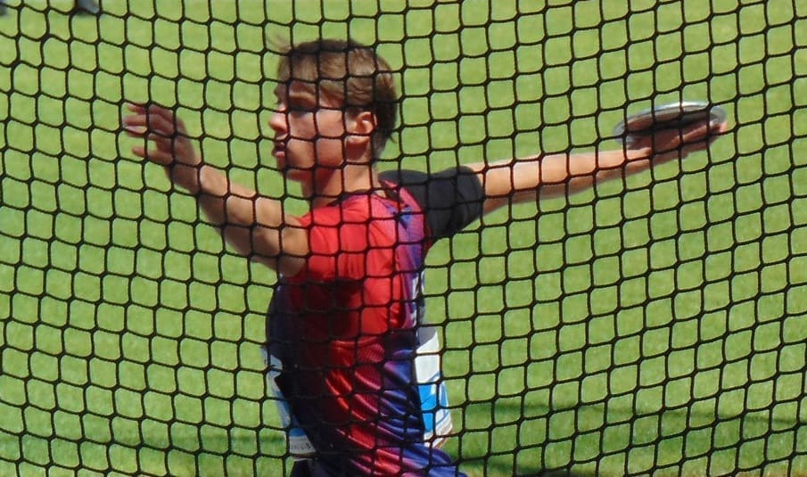 Chłopak rzucający dyskiem