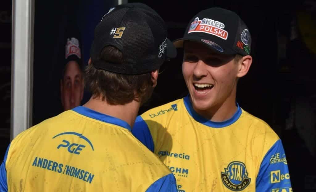 Dwaj mężczyźni w czapeczkach