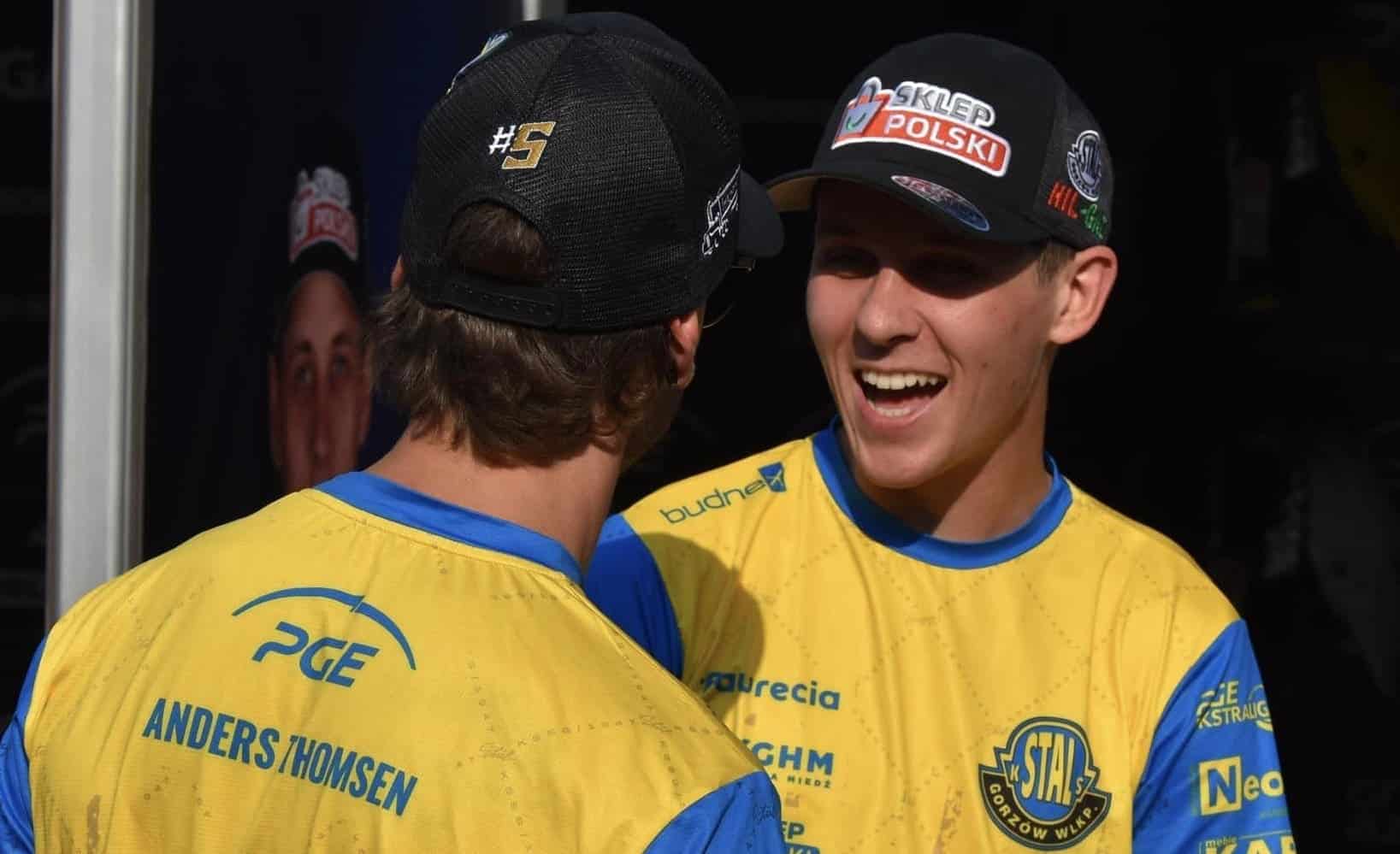 Dwaj mężczyźni w czapeczkach  Woźniak to chłopak dwójkowy Fajfer zbiera bonusy STATYSTYKI