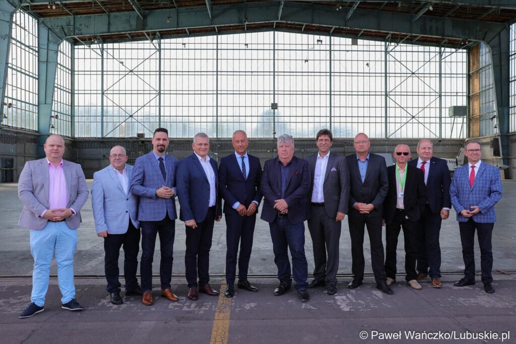 Lotnisko - spotkanie - zdjęcie grupowe