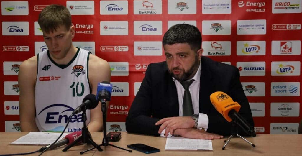 Bardzo złe wieści dla kibiców Zastalu. Trener Vidin żegna się z klubem Dwaj mężczyźni przy mikrofonach